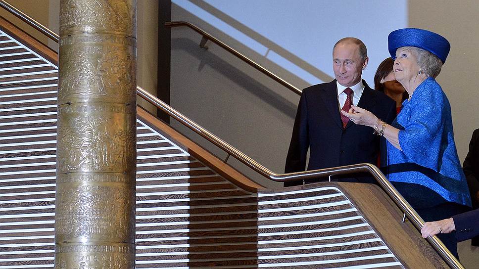 2013 год. Визит президента России Владимира Путина в Амстердам. Владимир Путин и королева Нидерландов Беатрикс во время осмотра экспозиции «Петр Великий, вдохновенный царь» в выставочном центре «Эрмитаж на Амстеле»