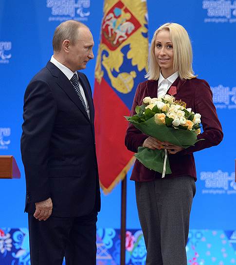 2014 год. Паралимпийские игры Сочи. Владимир Путин и член сборной команды России, паралимпийская чемпионка в соревнованиях по биатлону Михалина Лысова