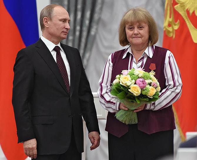 2014 год. Церемония вручения государственных наград России в Кремле. Владимир Путин и заместитель председателя Комитета Государственной думы России по обороне Светлана Савицкая