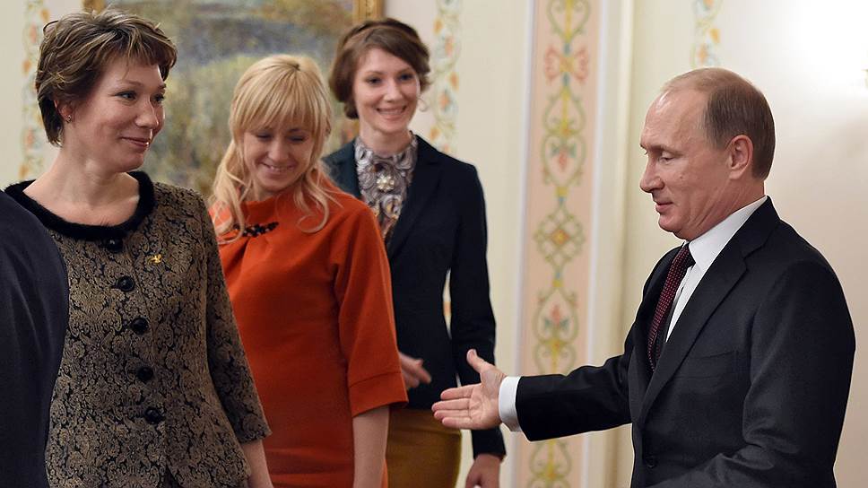 2014 год. Встреча Владимира Путина с лауреатами ежегодного конкурса «Учитель года». Слева направо: учитель начальных классов средней школы №16 города Ачинска Татьяна Бернгардт, учитель немецкого языка средней общеобразовательной школы №5 в углубленным изучением иностранных языков города Новочебоксарска Екатерина Владимирова, учитель русского языка и литературы Ремонтненской гимназии №1 Ростовской области Екатерина Гетманенко