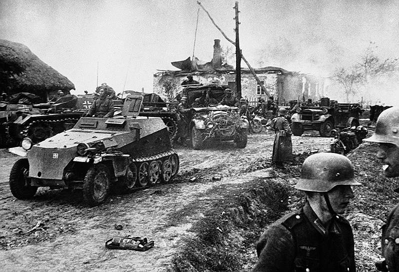 3 июля 1941 года Сталин, обращаясь к народу, предложил перейти к тактике выжженной земли. 17 ноября 1941 года вышел приказ ставки верховного главнокомандования, обязывающий «при вынужденном отходе наших уводить с собой советское население и обязательно уничтожать все без исключения населенные пункты, чтобы противник не мог их использовать». В тыл эвакуировали 1523 завода, 10 млн мирных жителей. Но огромными были и потери — 4,2 млн солдат и командиров