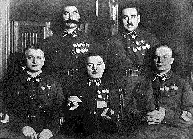 Период 1937-1938 годов получил название «Большой террор». За это время были арестованы до 5 млн до 9 млн человек. Он был направлен на уничтожение «антисоветских элементов» и «контрреволюционных национальных контингентов». Репрессиям подвергались командный и начальствующий состав РККА и РККФ. Наибольший резонанс вызвал арест и осуждение Тухачевского (на фото — первый слева в нижнем ряду). В число репрессированных в эти годы попали трое из пяти маршалов Советского Союза, 20 командармов 1-го и 2-го рангов, пять флагманов флота 1-го и 2-го рангов, шесть флагманов 1-го ранга, 69 комкоров, 153 комдива, 247 комбригов