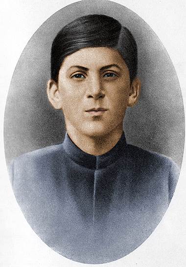«Сын за отца не отвечает» Иосиф Cталин (Джугашвили) родился 21 декабря 1879 года в грузинском городе Гори. Его отец был простым сапожником, много пил и был жестоким человеком. Когда Иосифу было 11 лет, его отец погиб в пьяной драке: кто-то ударил его ножом. Мать Сталина — Екатерина — работала поденщицей. Она очень любила своего единственного оставшегося в живых ребенка (остальные двое умерли во младенчестве), но часто била его