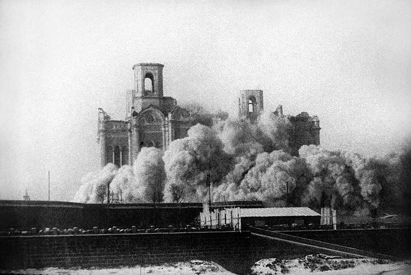 В 1928 году был утвержден план по индустриализации, предполагавший строительство 1,5 тыс. заводов. Строительство требовало закупки оборудования за границей. Чтобы финансировать закупки, было принято решение об увеличении экспорта сырья. Кроме того, было начато строительство метрополитена в Москве. Вместе с тем взрывались и разрушались храмы — в частности, был взорван храм Христа Спасителя, чтобы на его месте построить Дворец Советов