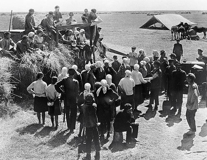 Решение о проведении коллективизации было принято в 1927 году. Начался процесс «раскулачивания», сопровождавшийся политическими репрессиями. К февралю 1930 года жертвами репрессий стали 25 тыс. человек. Всего за 1930-1931 годы, как указано в справке отдела по спецпереселенцам ГУЛАГа ОГПУ, было отправлено на спецпоселение 381 026 семей общей численностью 1 803 392 человека. За 1932-1940 годы в спецпоселения прибыли еще 489 822 раскулаченных. Многие из них умерли в ссылке