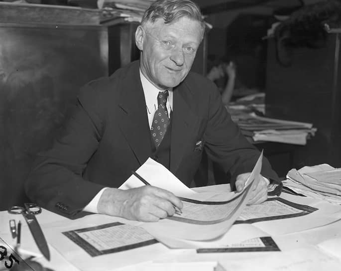 1913 год. В газете «New York World» опубликован первый в истории кроссворд. Его автором стал журналист Артур Уинн (на фото) 