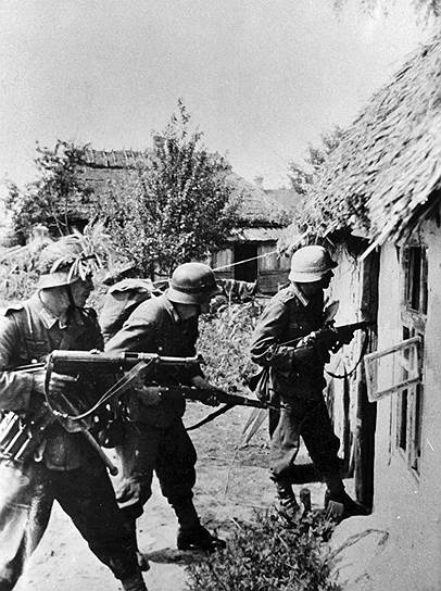 С сентября 1939 года, когда началась Вторая мировая война, и до июня 1941-го Гитлер и Сталин поддерживали «дружеские отношения». Сталин полагал, что Вторая мировая война превратится, как и предыдущая, в войну позиционную, затянется на долгие годы. И Советский Союз, получив мирную передышку, нанесет в конце концов мощный удар в тыл ослабевшей Германии. Когда же выяснилось, что немцы легко расправились со всей континентальной Европой, ситуация решительно поменялась. Точного срока нападения нацистов Сталин не представлял. Но с осени 1940 года, после провала переговоров Молотова в Берлине (СССР требовал контроля над Черноморскими проливами и окончательного присоединения Финляндии, но получил отказ), генсек понимал: война с немцами неизбежна