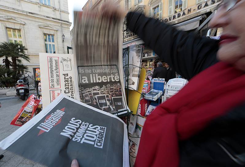 Мировая общественность восприняла нападение на редакцию Charlie Hebdo как покушение на свободу слова. Liberation вышла с траурной первой полосой — на черной странице надпись «Мы все Charlie» 