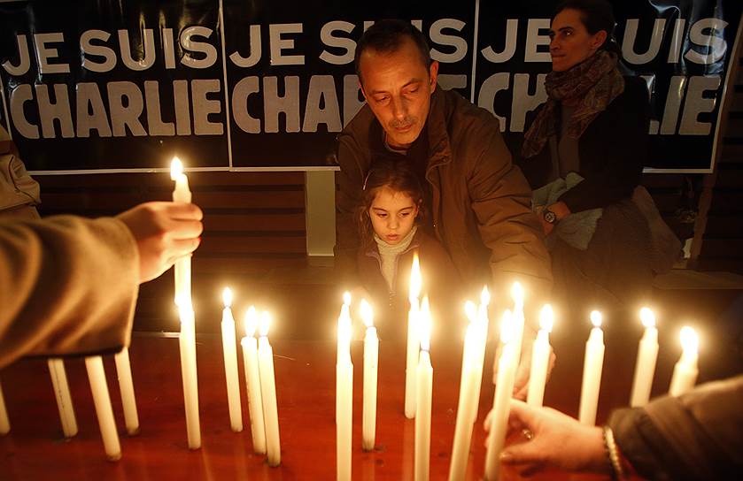 Участники стихийных митингов держали плакаты «Je suis Charlie» («Charlie — это я») 