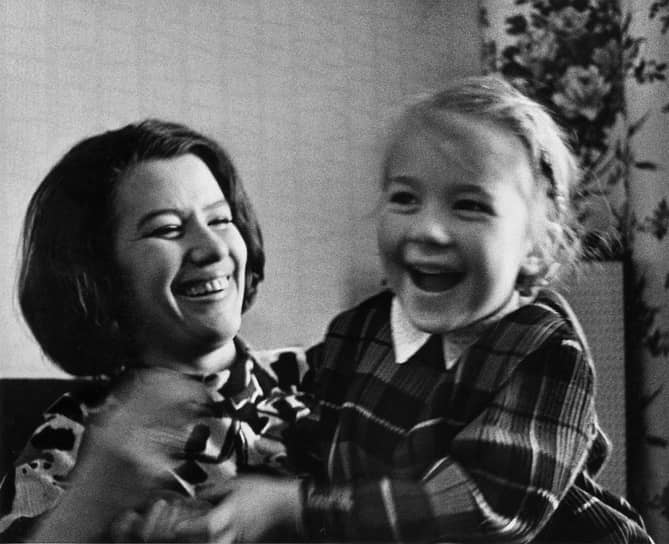 В 1959 году на следующий год Елена Образцова была принята в труппу Большого театра. До этого она взяла также несколько престижных призов на вокальных конкурсах На фото: Елена Образцова с дочерью у себя дома