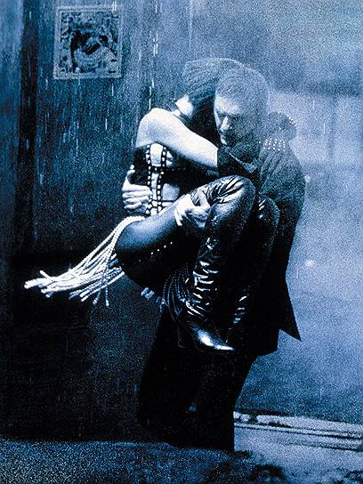 Фильм «Телохранитель» (1992), в котором Кевин Костнер исполнил одну из главных ролей, а также выступил продюсером, стал кассовым суперхитом. Партнершей Костнера по съемочной площадке стала известная певица Уитни Хьюстон — для нее эта роль стала первой в большом кино. Саундтрек к фильму, включая композицию «I Will Always Love you», вошел в список 50 самых продаваемых музыкальных альбомов XX века