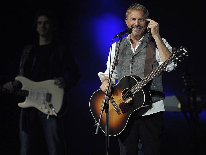 Кевин Костнер — создатель и участнико кантри-группы Kevin Costner & Modern West. Коллектив выпустил пять альбомов, последний из которых вышел в 2020 году На фото: Кевин Костнер во время выступления на сцене Государственного Кремлевского дворца