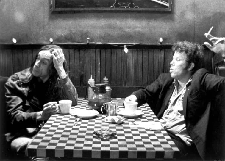 Второй фильм Джармуша «Более странно, чем в раю» (1984) появился как дополнение к дипломной работе — тридцатиминутной короткометражке о венгерских эмигрантах «Новый мир». Эта картина стала первой, принесшей режиссеру награды: приз «Золотая камера» за лучший дебют на Каннском кинофестивале, а также спецприз на фестивале «Сандэнс». После этого Джармуш снял фильм «Вне закона» (1986), но настоящее признание режиссер получил после выхода картины «Кофе и сигареты» (кадр на фото) в 1986 году