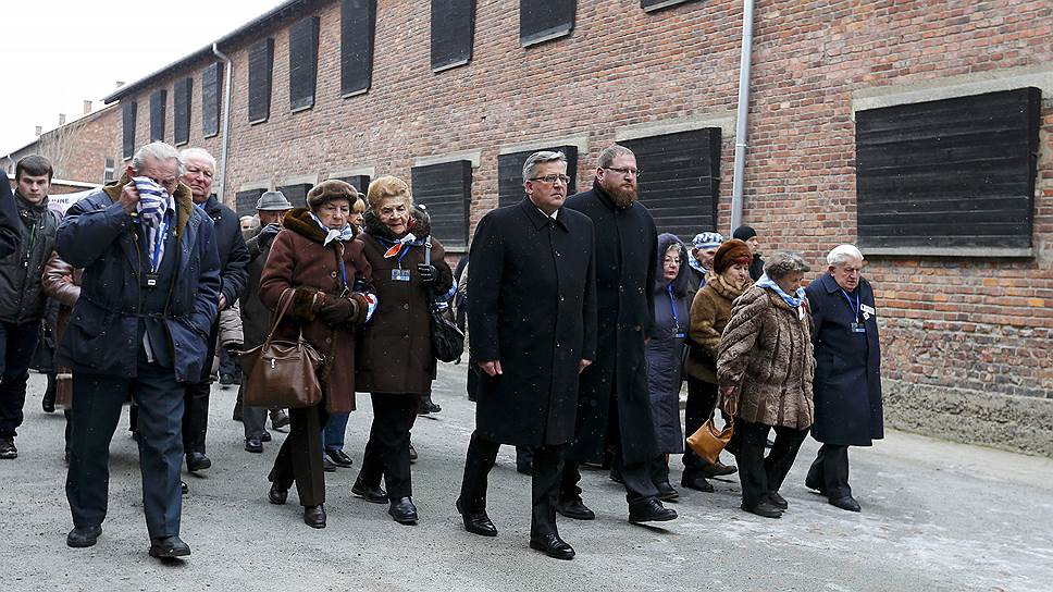 Президент Польши Бронислав Коморовский и бывшие узники лагеря   в день 70-й годовщины освобождения советскими войсками узников Освенцима 