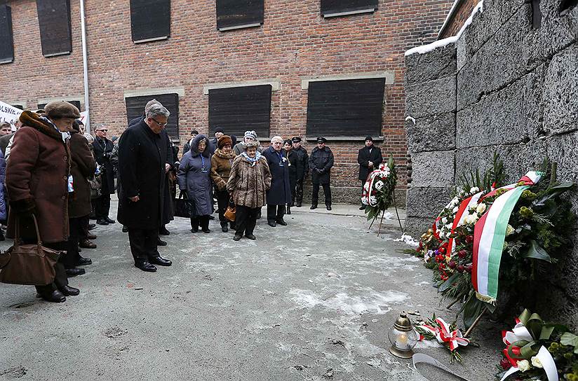 Президент Польши Бронислав Коморовский и бывшие узники лагеря   в день 70-й годовщины освобождения советскими войсками узников Освенцима 