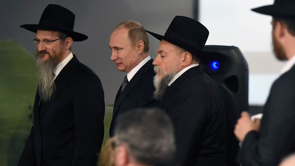 Слева направо: главный раввин России Берл Лазар, президент России Владимир Путин, президент федерации еврейских общин России (ФЕОР) Александр Борода на церемонии зажжения свечей памяти жертв Холокоста  в Еврейском музее и центре толерантности 