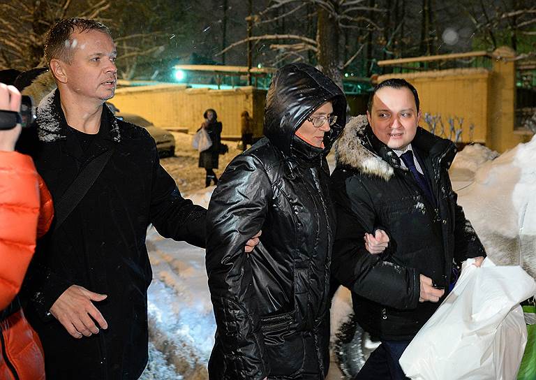 По мнению адвокатов обвиняемой в госизмене, к решению об изменении меры пресечения следователя Свинолупа подтолкнул общественный резонанс, который вызвал арест Светланы Давыдовой. Накануне администрацию президента уже было передано более 40 тыс. подписей в защиту госпожи Давыдовой. А пресс-секретарь президента Дмитрий Песков назвал дело о госизмене резонансным и заявил, что обращение в ее защиту будет рассмотрено в Кремле 