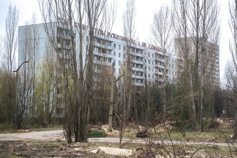 К югу от города находится «рыжий лес»: деревья выглядят высушенными, а листья бледно-оранжевого цвета. После аварии на АЭС за считаные дни лес порыжел — на него пришелся значительный выброс радиоактивной пыли. После этого часть леса вырубили и закопали. Сейчас растительность восстанавливается и впитывает радиацию из грунта