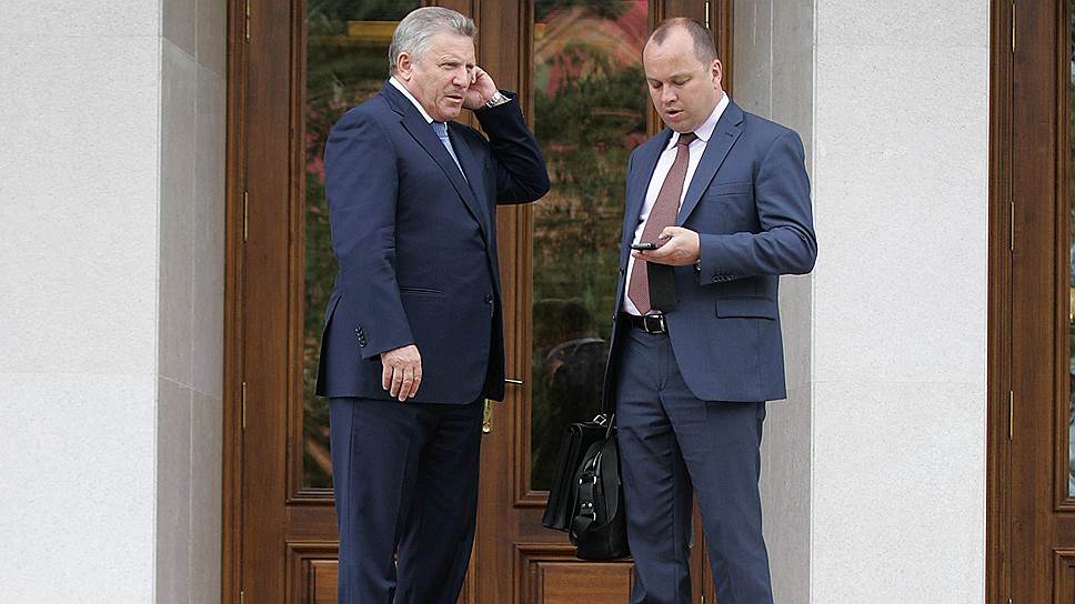 Губернатор Хабаровского края Вячеслав Шпорт и руководитель главного управления протокола правительства Хабаровского края Вячеслав Дианов 