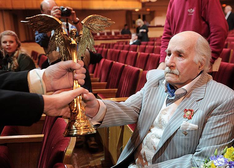 100-летний юбилей Владимира Зельдина отметили спектаклем-концертом в Театре армии. Спектакль-бенефис артиста «100, или Танцы со временем» поставил режиссер «Человека из Ламанчи» Юлий Гусман