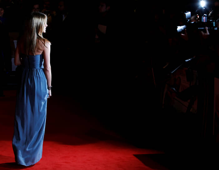 «Я не в состоянии реагировать на все, что пишут и говорят обо мне в прессе. Единственное, что я могу, — спокойнее относиться к тому, как люди воспринимают меня и мою жизнь. Хотя, признаюсь, мне неприятен созданный таблоидами образ "бедняжки Джен, которая так несчастна в любви". Сама я считаю, что в любви и личной жизни в целом мне очень повезло. И даже если сейчас я не вписываюсь в привычную для общества модель "муж, двое детей и дом в глуши", это моя жизнь, и я абсолютно ею довольна»
