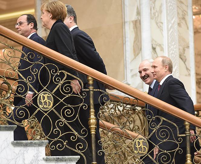 Слева направо: президент Франции Франсуа Олланд, федеральный канцлер Германии Ангела Меркель, президент Украины Петр Порошенко, президент Белоруссии Александр Лукашенко и президент России Владимир Путин 