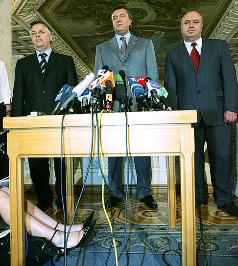 «Не нужно искать повода, который мешает плохим танцорам» 2 апреля 2007 года решением Виктора Януковича была распущена Верховная рада Украины. 30 сентября того же года по результатам выборов Партия регионов получила 34,37% голосов, заняла первое место и прошла в парламент с 175 мандатами. Однако Партии регионов и ее потенциальным союзникам (Коммунистической партии Украины и Блоку Литвина) не хватило нескольких депутатских мандатов для формирования парламентского большинства Слева направо: народный депутат Украины, лидер Коммунистической партии Украины (КПУ) Петр Симоненко, народный депутат Украины, лидер Партии регионов Украины (ПР) Виктор Янукович и народный депутат Украины, заместитель лидера Социалистической партии Украины (СПУ) Василий Цушко во время пресс-конференции после подписания договора о создании коалиции между ПР, СПУ и КПУ