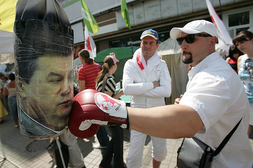 «Трудно сегодня подобрать слова, каким образом формируется сегодня власть и кто сегодня приходит ко власти» 30 сентября 2010 года Конституционный суд Украины вынес решение по запросу Партии регионов в Верховной раде об отмене конституционной реформы 2004 года. Суд признал внесенные тогда в высший закон государства изменения недействительными. Это решение означало возврат от парламентско-президентской формы правления на Украине к президентско-парламентской: формирование правительства вновь стало осуществляться президентом, а не коалицией депутатских фракций. Однако в обществе нарастало недовольство президентом — Януковича постоянно упрекали в аресте Тимошенко На фото участники митинга «300 дней со дня ареста экс-премьер-министра Юлии Тимошенко» в палаточном городке на Крещатике