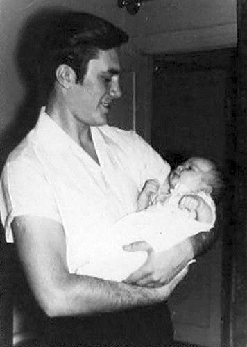 «Кого поймают, тот будет сидеть» Виктор Янукович родился 9 июля 1950 года в рабочем поселке Жуковцы под Енакиевом (Украина). В возрасте 17, а затем 20 лет, подросток был осужден за воровство (в 1978 году его судимости были признаны безосновательными). Освободившись из тюрьмы, Янукович работал на автотранспортном предприятии, впоследствии возглавив автобазу производственного объединения «Орджоникидзеуголь». В 1982 году он был избран депутатом Карло-Марксовского сельсовета города Енакиево