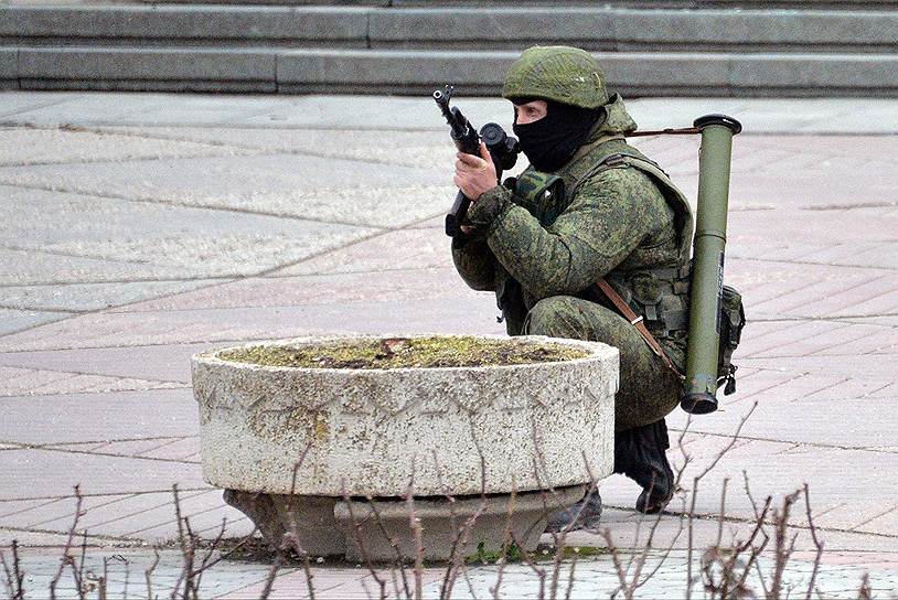 «Примерно в час ночи захвачен аэропорт Симферополя — теми же людьми. С оружием, крепкие, в такой же одежде. Начальник охраны сообщил, что его людей вежливо попросили выйти», — сказал собеседник агентства «Политнавигатор» 28 февраля 2014 года  