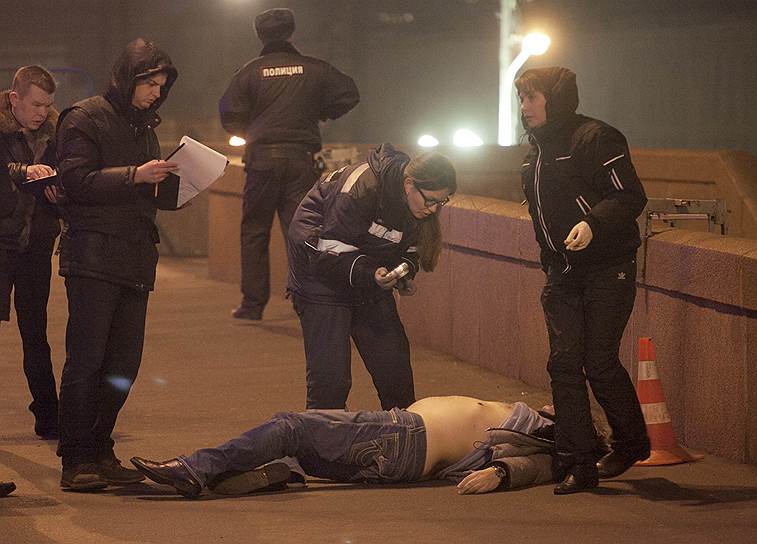 Политик с девушкой через Красную площадь пошли в сторону Васильевского спуска, потом поднялись на Большой Москворецкий мост и отправились в сторону Болотной площади. Через 200 метров с ними поравнялась иномарка, откуда Немцова расстреляли в упор, после чего машина сразу же скрылась