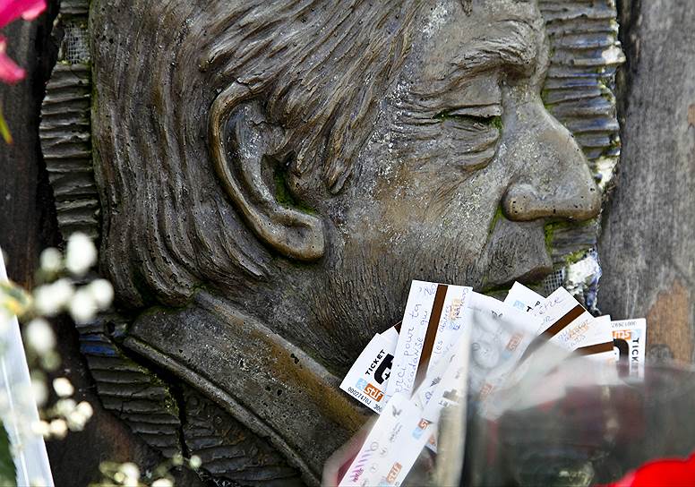 «Меня убьет жизнь, и, может быть, в свое время я буду рад стать ее жертвой. Другие мрут от рака или от инфаркта. Я же умру от очень простой болезни: слишком устану, чтобы жить дальше» На фото: мемориальная доска, посвященная Сержу Генсбуру, в Париже