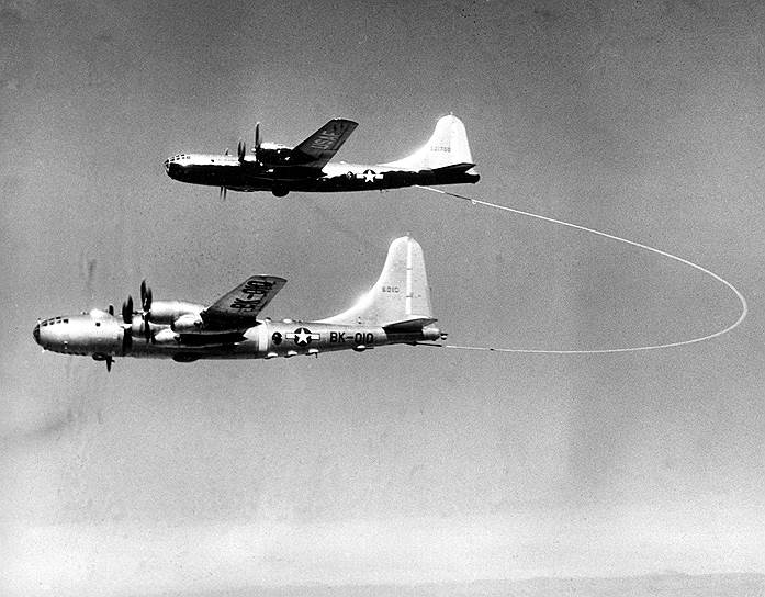 1949 год. Завершен первый беспосадочный авиаперелет вокруг земного шара. Полет длился 94 часа, а самолет назывался Lucky Lady II (B-50 Superfortress). В ходе полета самолет дозаправляли четыре раза 