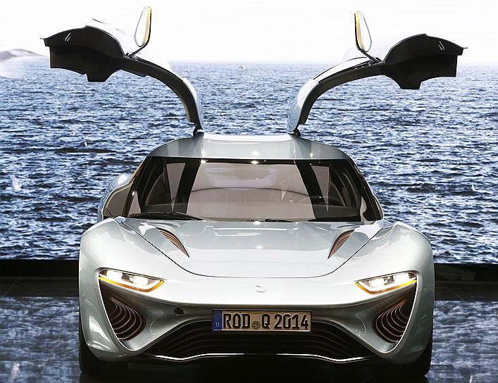 NanoFLOWCELL Quant e-Sportlimousine —  инновационный электромобиль с 4-мя электромоторами, выдающими в пике суммарные 925 л.с. и около 2 тыс. Нм тяги на каждое колесо (крутящий момент ограничен электроникой). В результате разгон до 100 км\ч занимает 2,8 секунды при запасе хода в 400-600 км 