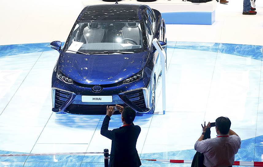 В США продажи водородного Toyota Mirai начались еще в прошлом году, стоит такая машина около $56 тыс. Энергия вырабатывается в ходе химической реакции между водородом и кислородом, который берется из окружающего воздуха. Выхлоп Mirai — это обыкновенная вода  