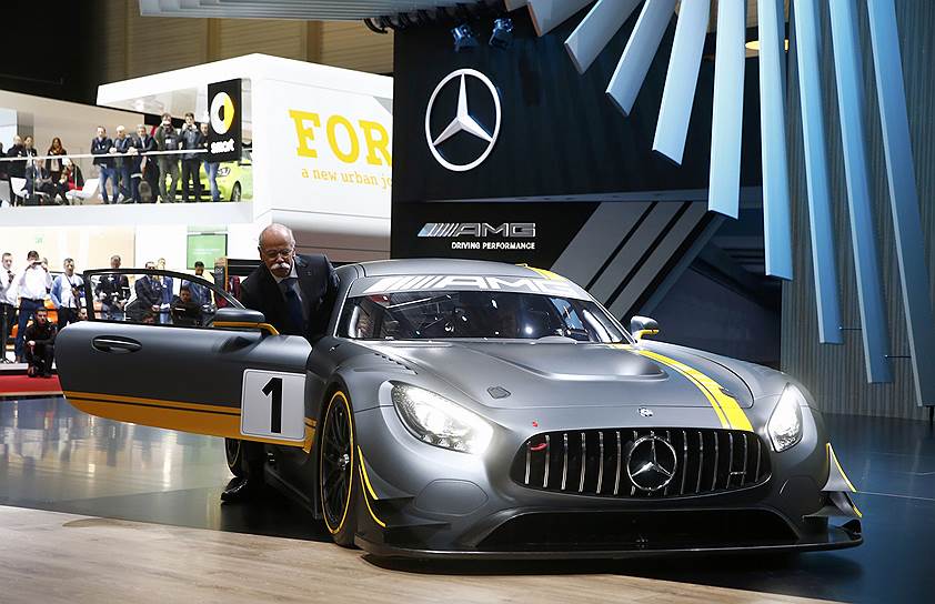 Гоночный спорткар Mercedes AMG GT3 впервые показан на публике. Машина оборудована 6,3-литровым V8 и аэродинамическим обвесом из углепластика. Технические характеристики Mercedes пока не раскрывает 