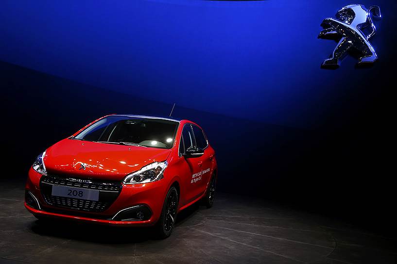Городской компакт Peugeot 208 пережил рестайлинг: у хэтчбека теперь новый бампер, объединенный с хромированной решеткой радиатора. Покупателям  доступны дизели объемом мощностью 75, 100 или 120 л.с., а также бензиновые моторы мощностью 68-208 л.с. 208-ой теперь можно заказать и в спортивных версиях GT Line и GTi 