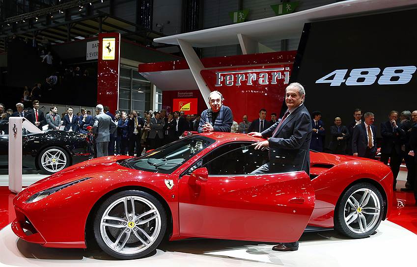 Впервые публике показали новое купе Ferrari 488 GTB, которое придет на смену 458 Italia. Вместо прежнего 4,5-литрового атмосферного V8 (570 л.с.) используется турбированная "возьмерка" объемом 3,9 л. мощностью 670 л.с. С таким двигателем 488 GTB при массе в 1370 кг разгоняется до 100 км\ч за 3 сек. Аэродинамика кузова доработана с помощью технологий "Формулы-1" 