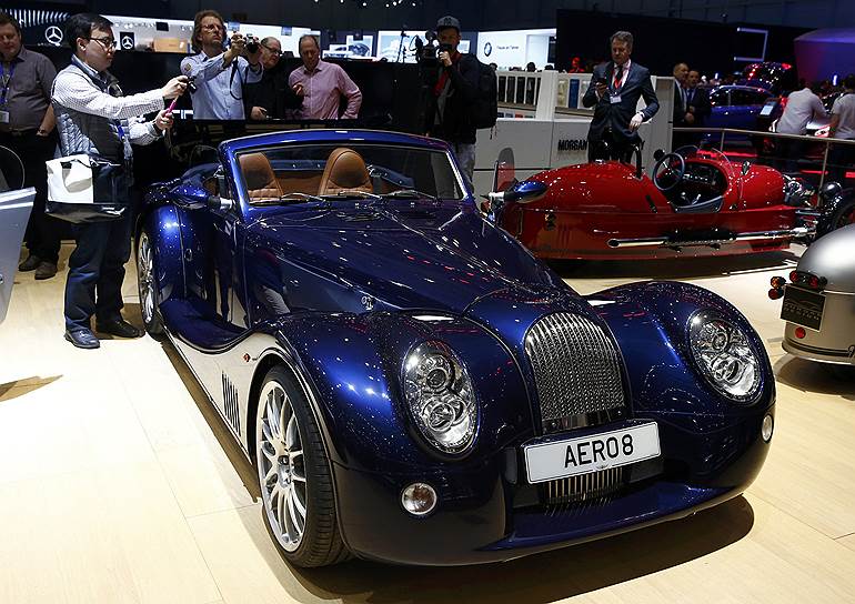 Британцы из компании Morgan обновили модель ретро-спорткара Aero 8. Главные отличия — алюминиевые рама и шасси. Подвеска полностью переработана, мощность 4,8-литрового V8 от BMW выросла с 367 до 371 л.с. 