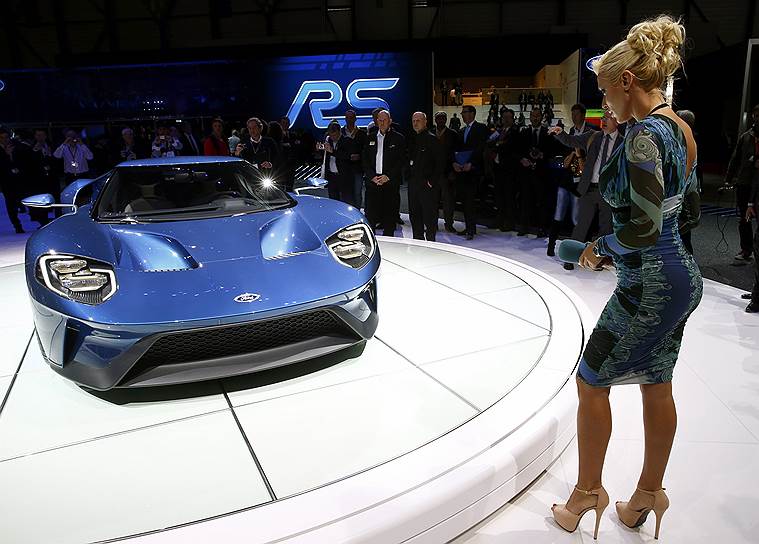 Ford GT сначала показали американцам в Детройте, теперь модель доехала и до Европы. Задний привод, кузов из карбона и алюминия, среднемоторная компоновка, V6 объемом 3,5 л с двойным наддувом мощностью более 600 л.с. — классическое описание суперкара. В продажу машина поступит только в 2016 году 