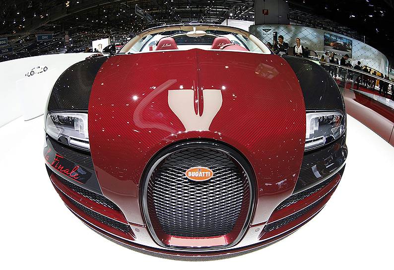 Bugatti привезла в Женеву последний, 450-ый по счету Veyron. Машина, получившая приставку в названии "La Finale", продана одному из клиентов с Ближнего Востока. Сейчас французы ведут испытания преемника Veyron под названием Chiron (назван в честь гонщика Луи Широна) с двигателем мощностью 1,5 тыс. л.с. 