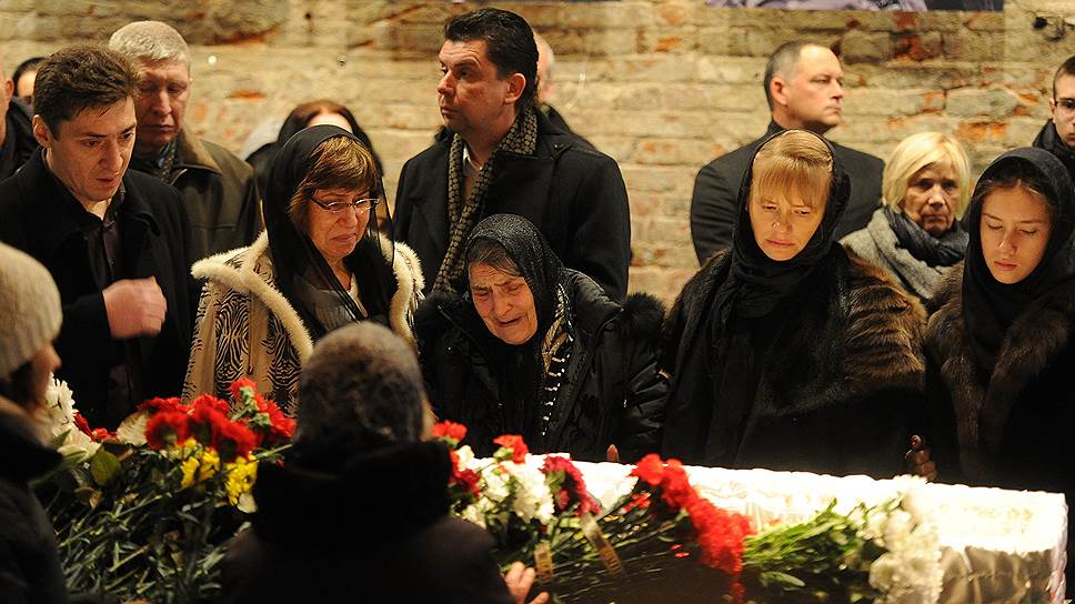 Мать Бориса Немцова Дина Эйдман (в центре), секретарь Бориса Немцова Ирина Королева (вторая справа) и дочь Бориса Немцова Дина Немцова (справа) 