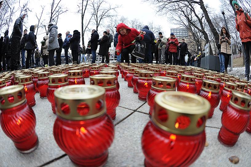 Прощание с Борисом Немцовым прошло в Сахаровском центре на Земляном валу. Люди несли с собой цветы и свечи 