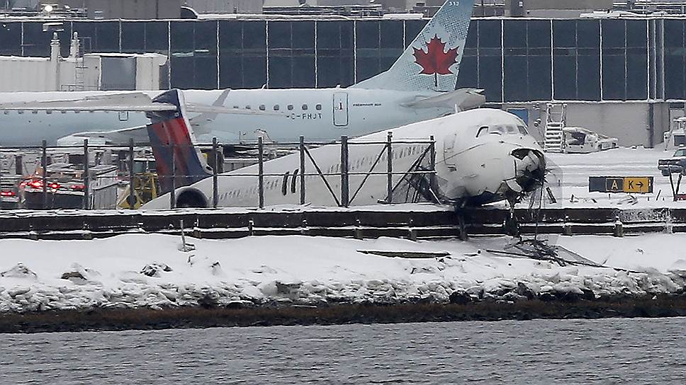 Нью-Йорк, США. Самолет авиакомпании Delta Airlines, выкатившийся при посадке за пределы рулежной дорожки из-за метели 