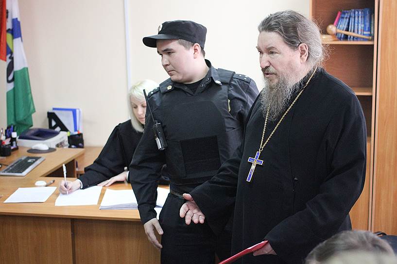 Свидетель со стороны обвинения протоиерей Борис Пивоваров (справа) во время рассмотрения дела о постановке оперы "Тангейзер" 