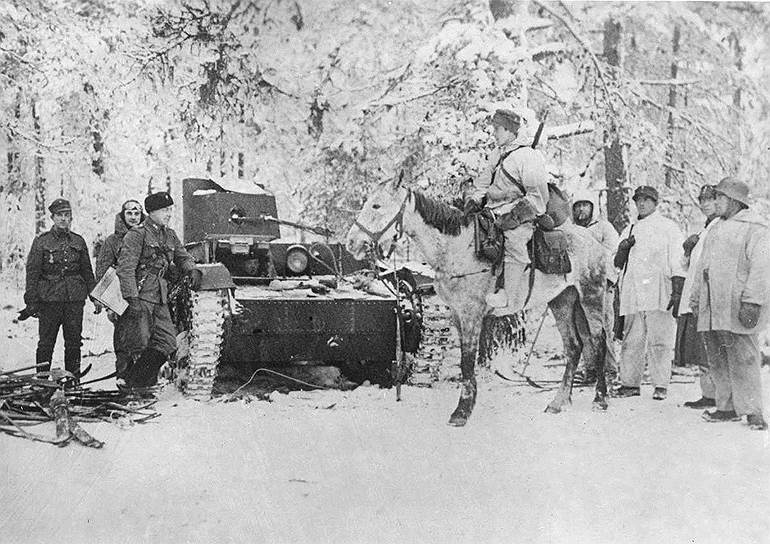 С 30 ноября 1939 года и до конца года Красная армия вела наступление на территории от Финского залива до берегов Баренцева моря. Для советской армии эти бои стали наиболее кровопролитными в первую очередь потому, что у командования не было точных данных о позициях финнов. Прорвать линию Маннергейма теми силами, которыми располагала советская армия, не удалось 