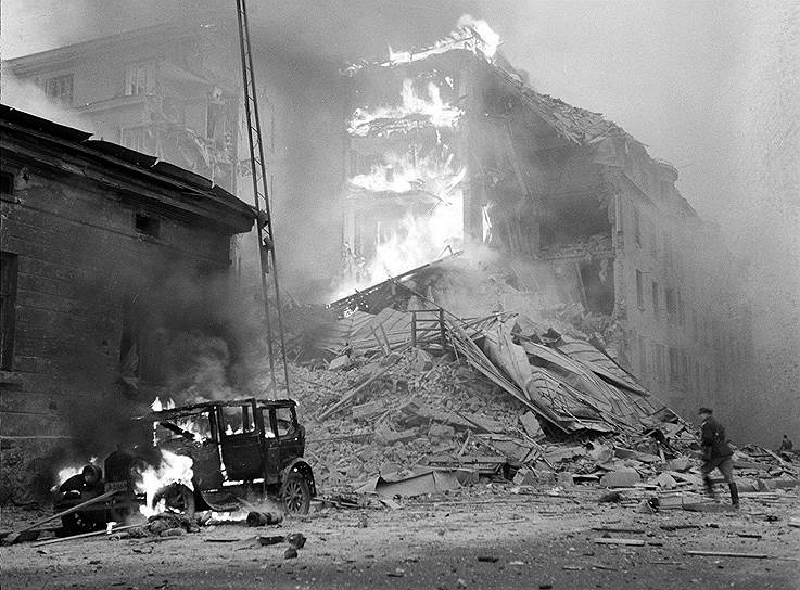 С весны 1938 года по осень 1939 года между СССР и Финляндией шли переговоры о делимитации границы путем обмена территориями. Советский Союз хотел обезопасить Ленинград, отодвинув дальше границу, проходящую всего в 20 км от города, и предлагал в обмен большие территории в Карелии. От Финляндии требовалось также сдать СССР в аренду сроком на 30 лет полуостров Ханко для постройки там военно-морской базы. Кроме того, дополнялся существующий советско-финляндский пакт о ненападении, оба государства должны были разоружить свои укрепления на Карельском перешейке. Переговоры не увенчались успехом 