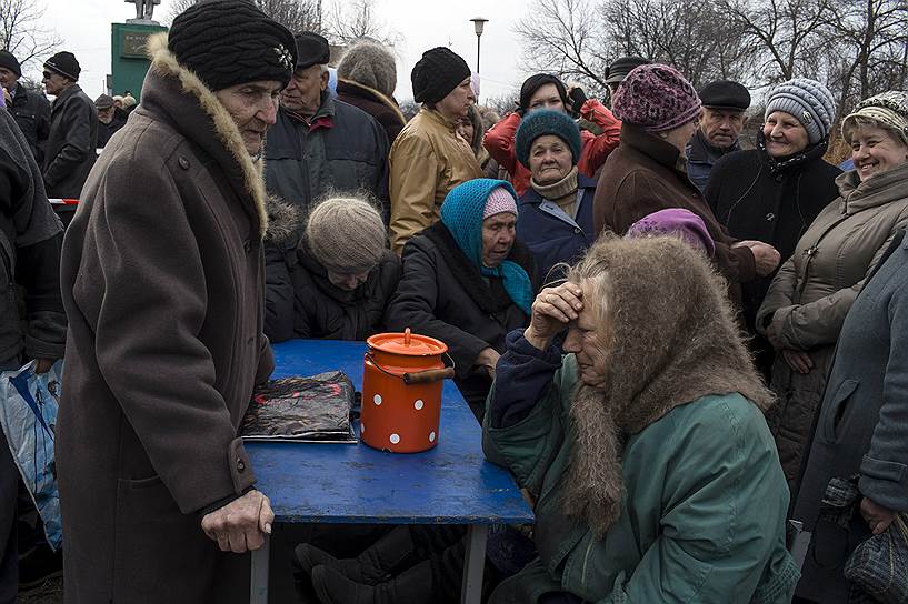12 марта. Село Чернухино Луганской области. Очередь на получение гуманитарной помощи