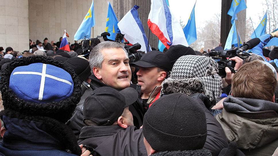Президиум парламента оценил ситуацию на Украине как «неконституционный захват власти радикальными националистами при поддержке вооруженных бандформирований». Лидер партии «Русское единство» Сергей Аксенов решением Верховного совета занял пост главы Совета министров Крыма