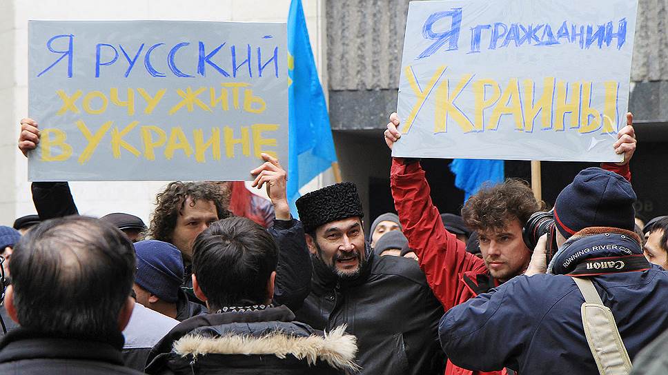 26 февраля у здания рады в Симферополе массовый митинг организовал Меджлис крымско-татарского народа. Председатель народного собрания Рефат Чубаров заявил, что крымские татары не дадут оторвать Крым от Украины